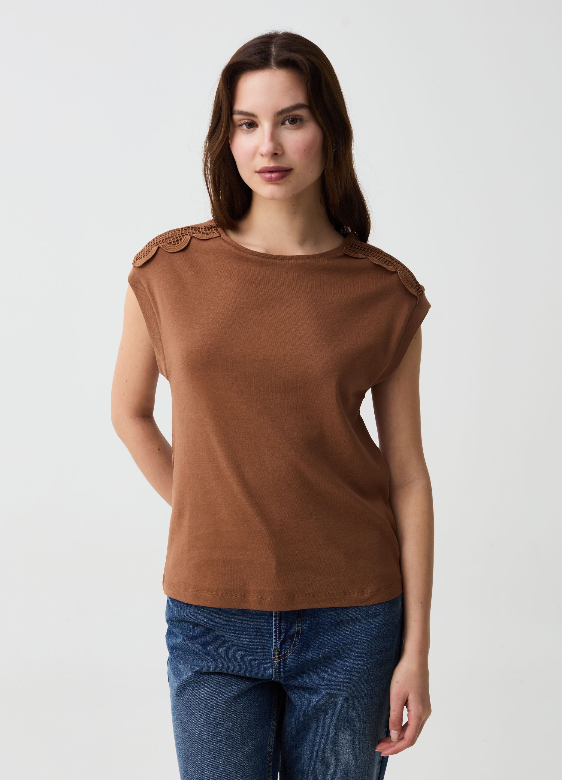 Sleeveless T-shirt with crochet application
