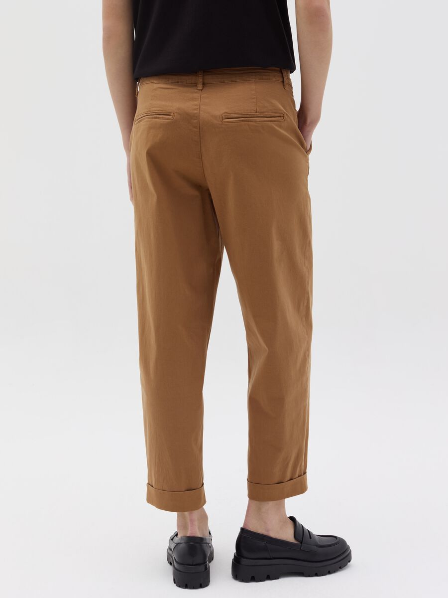 Chino pants with turned-up hems_3