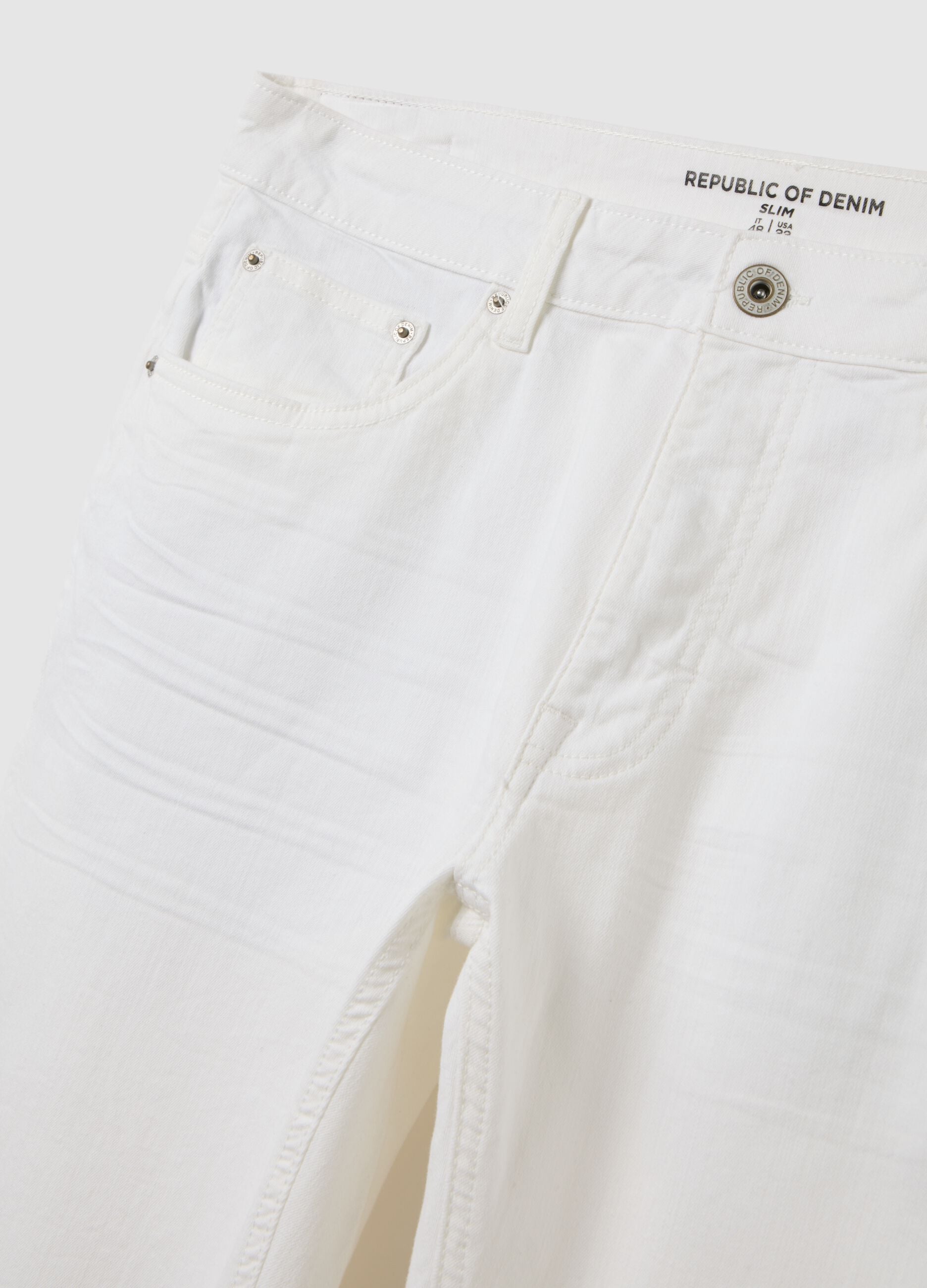 Men&rsquo;s slim-fit white denim jeans