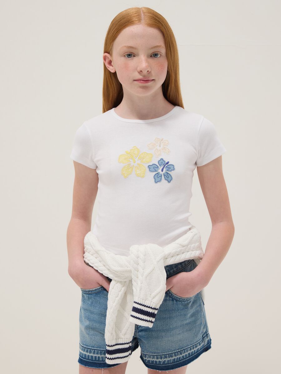 White pure cotton T-shirt with embroidered flowers_0