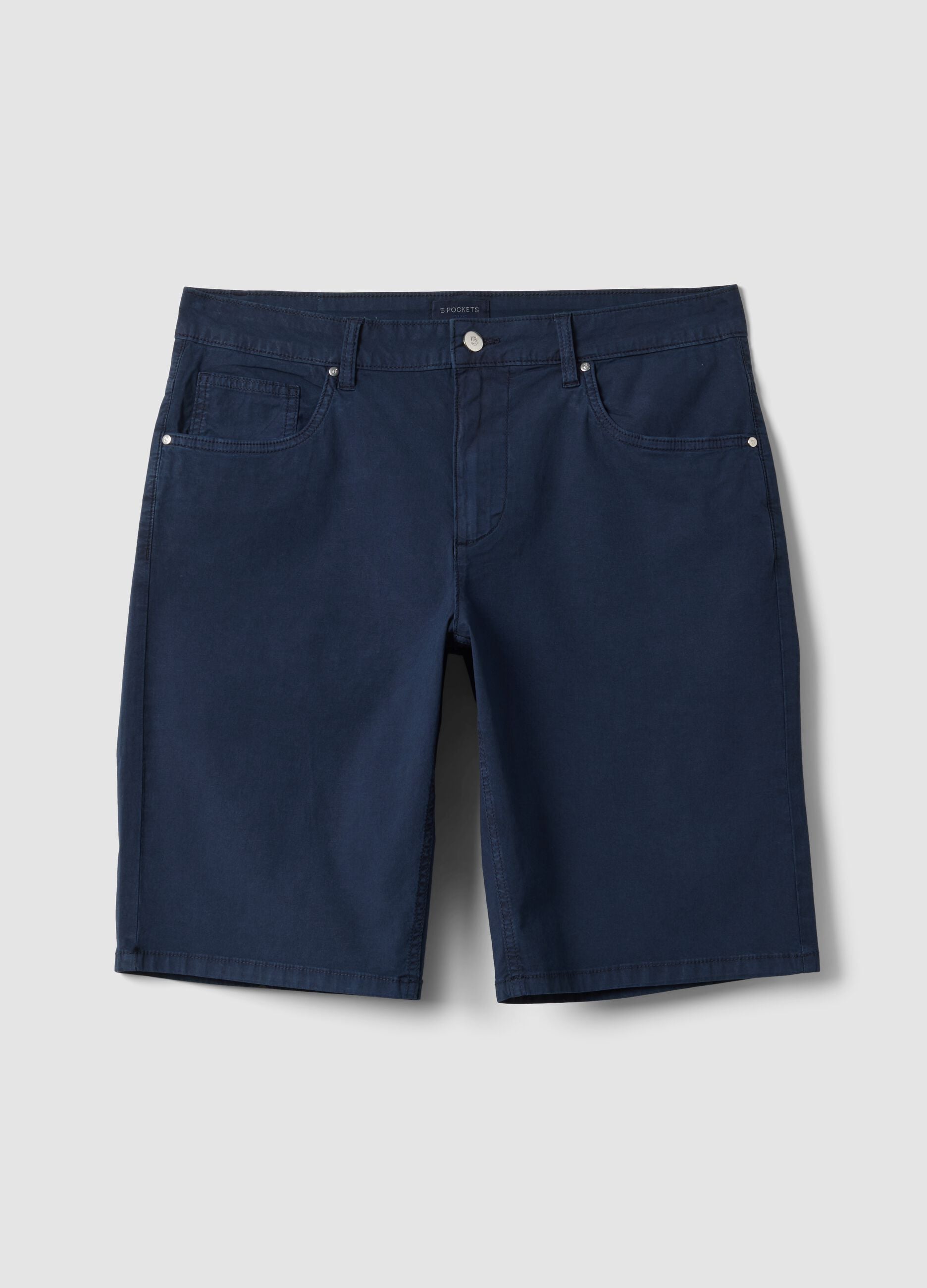 Bermudas azuis em algod&atilde;o el&aacute;stico com cinco bolsos