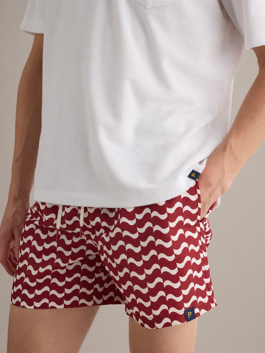 Red men&rsquo;s swim shorts with all-over print_3