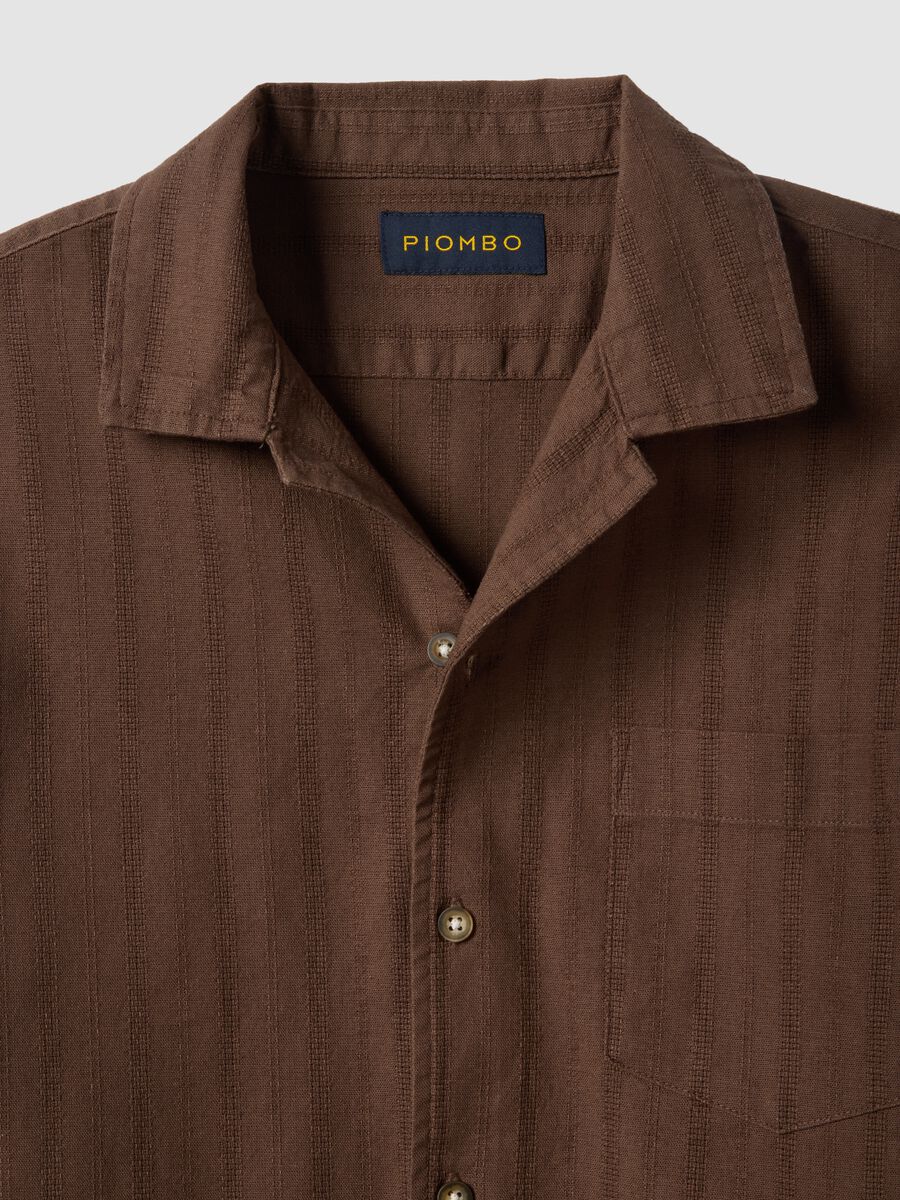 Braunes Regular-Fit-Hemd aus reiner Baumwolle mit Streifen und Brusttasche_5