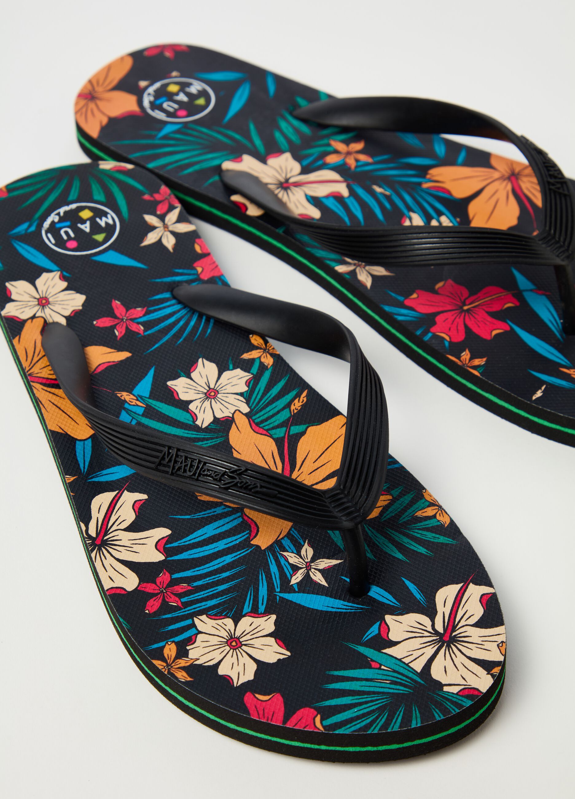 Thong sandals with floral print