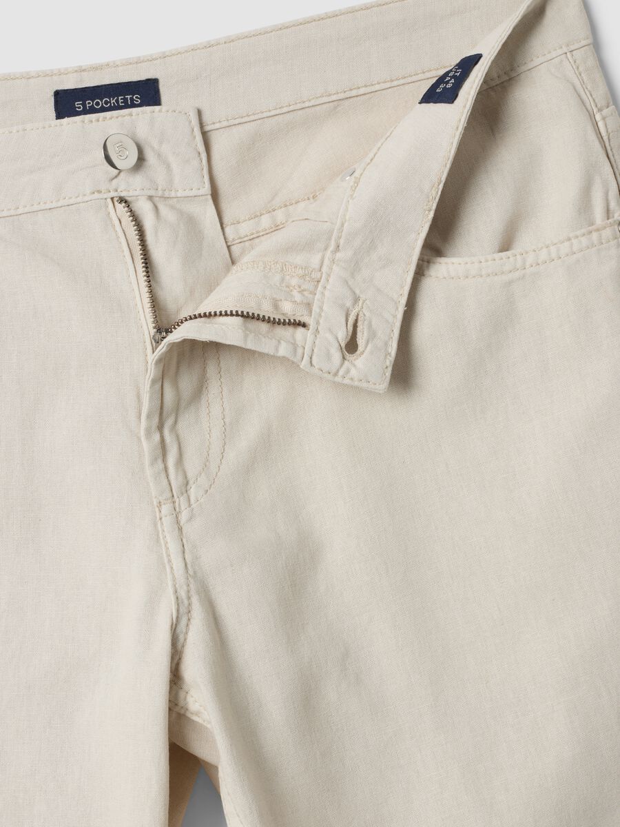 Beige linen-cotton blend five-pocket Bermuda shorts_5