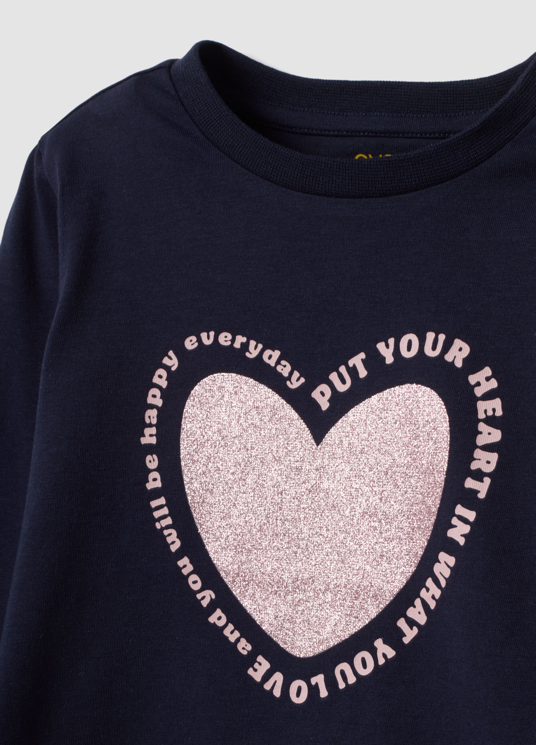 T-shirt blu in puro cotone organico con stampa cuore per bambina