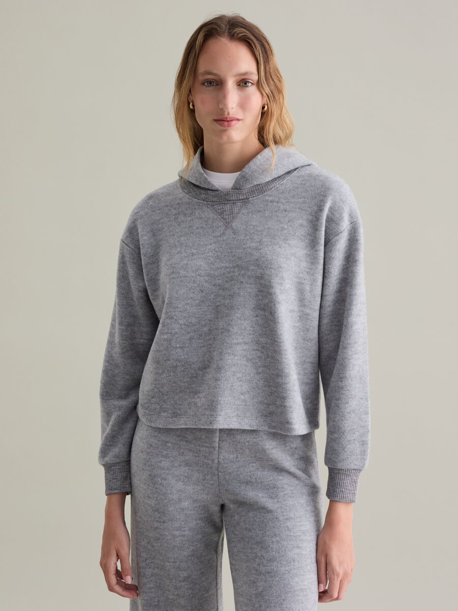 Knit top with hood and long sleeves_0