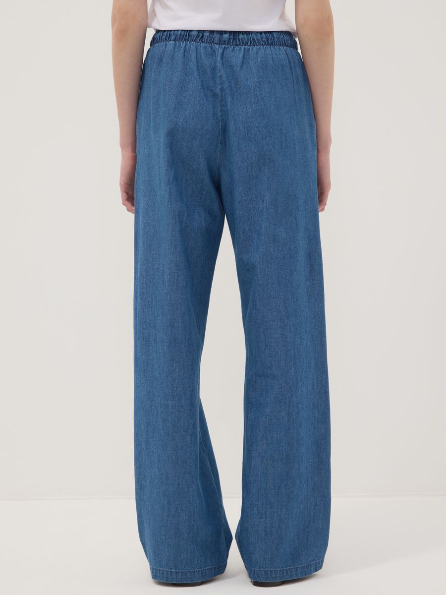 Pantaloni denim blu in puro cotone wide leg con coulisse_2