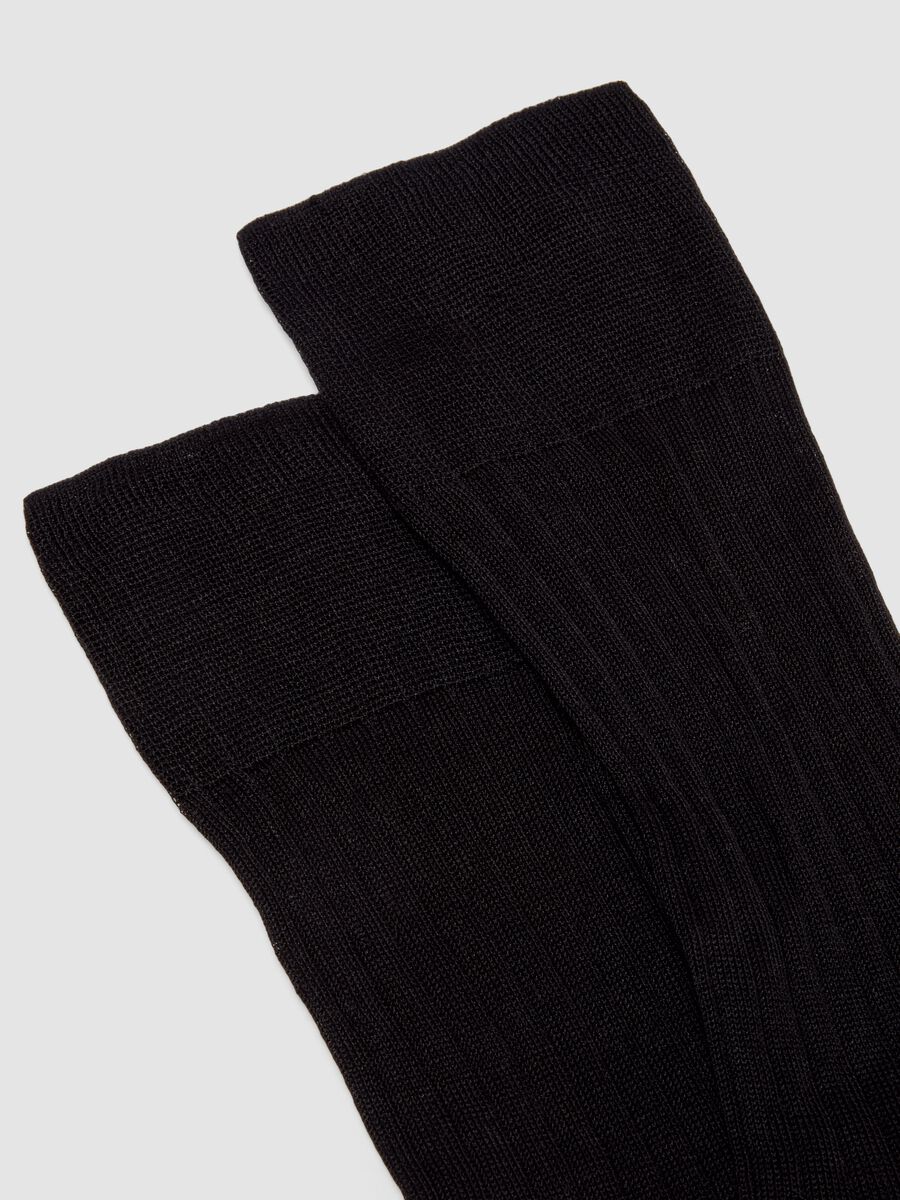 Black ribbed mid-calf socks in pure cotton_1
