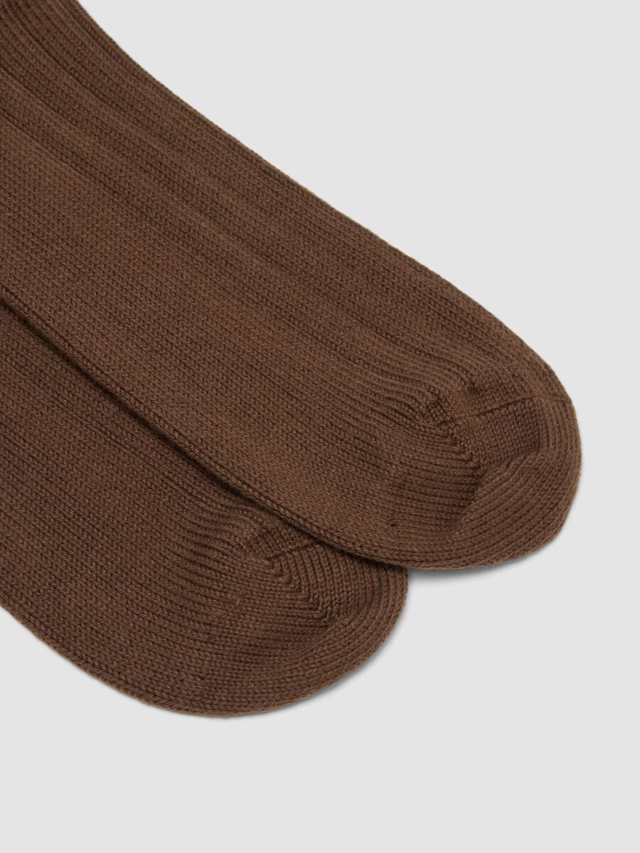 Brown stretchy cotton blend tennis socks with stripes_2