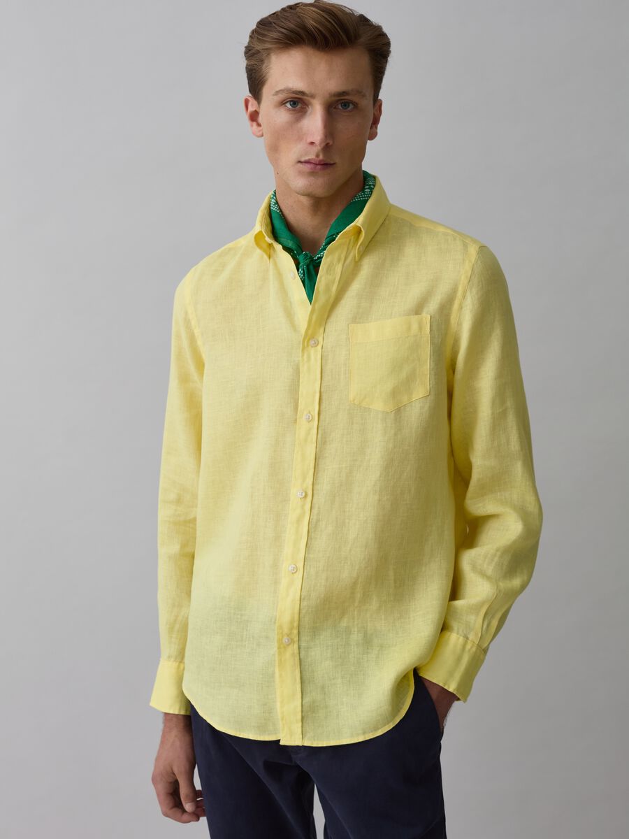 Regular-fit shirt with button-down collar in linen_1