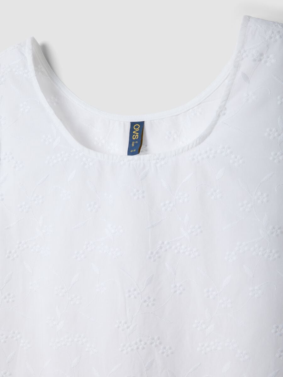 White sleeveless pure cotton nightdress with floral embroidery_5
