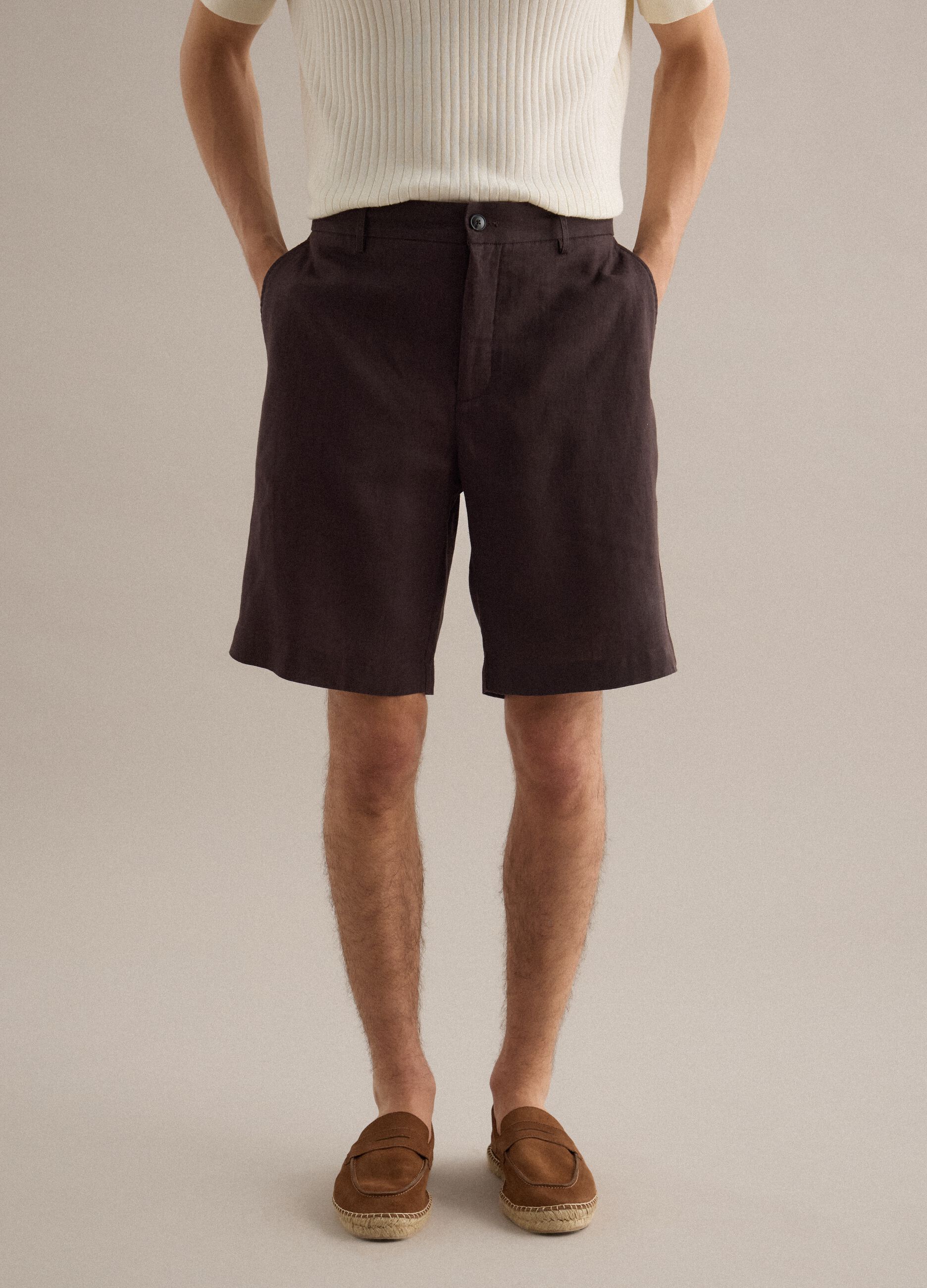 Braune Bermuda Shorts aus reinem Leinen mit regul&auml;rer Passform