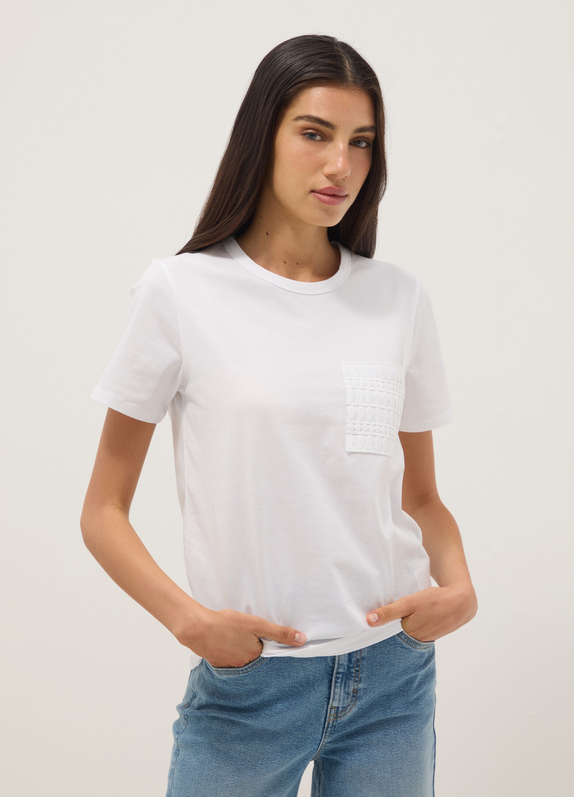 Wei&szlig;es Regular-Fit T-Shirt aus reiner Baumwolle mit bestickter Brusttasche