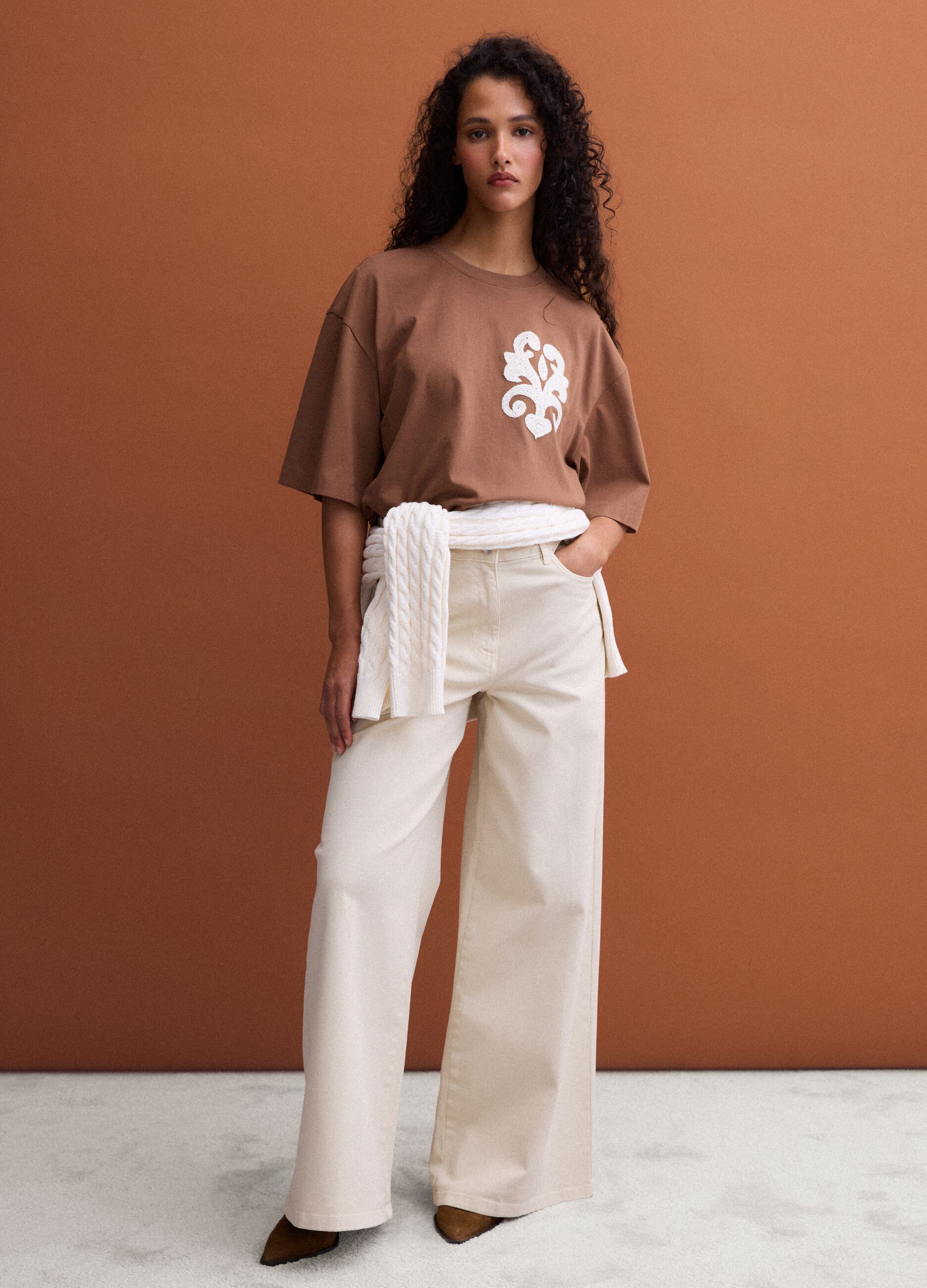 T-shirt castanha em algod&atilde;o puro com bordados, corte regular