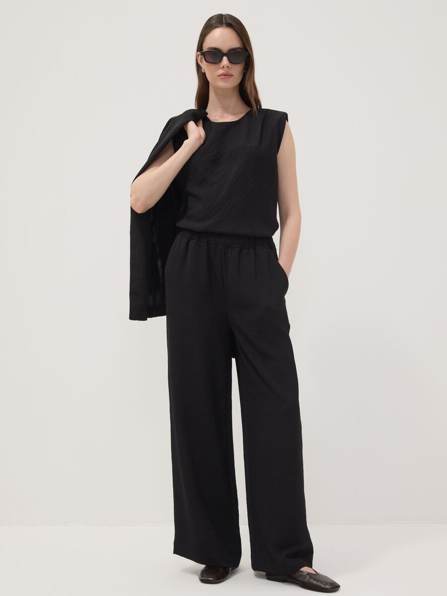 Blusa nera smanicata con texture pliss&eacute; regular fit_1