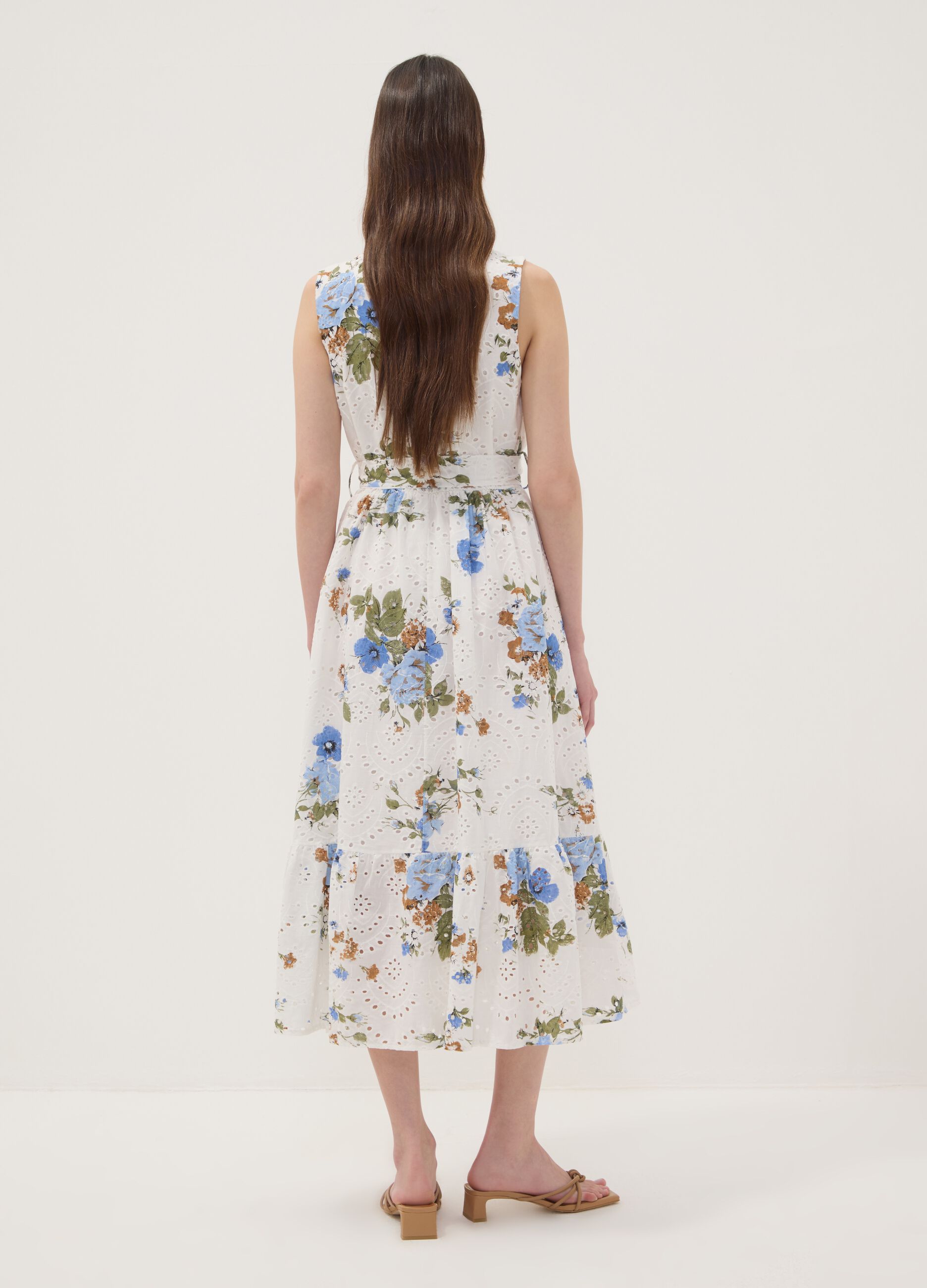 Vestido branco em puro algod&atilde;o com estampado floral, corte regular