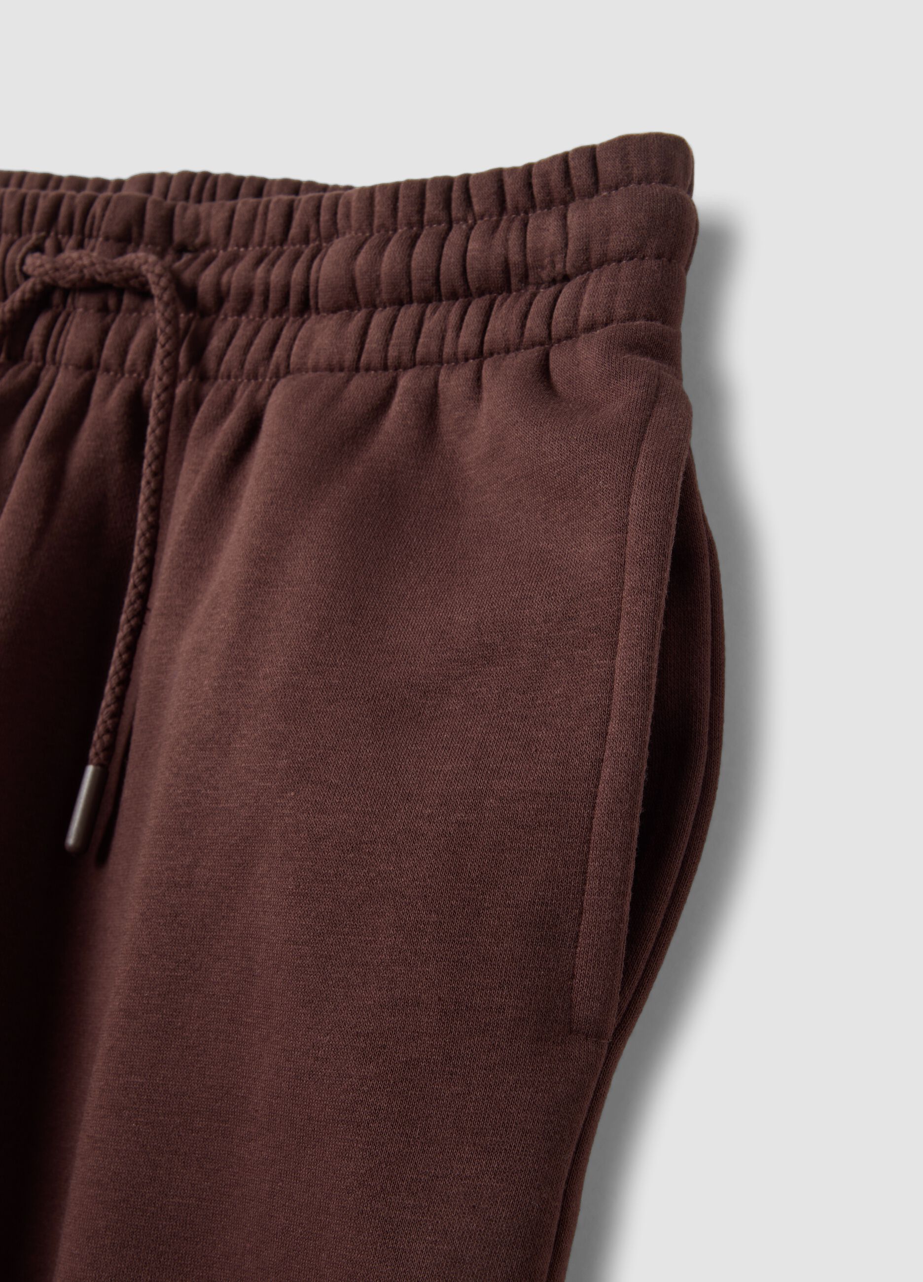 &Kappa;&alpha;&phi;έ jogger &pi;&alpha;&nu;&tau;&epsilon;&lambda;ό&nu;&iota; &alpha;&pi;ό &beta;&alpha;&mu;&beta;&alpha;&kappa;&epsilon;&rho;ό &mu;&epsilon;ί&gamma;&mu;&alpha; &mu;&epsilon; &epsilon;&lambda;&alpha;&sigma;&tau;&iota;&kappa;ή &mu;έ&sigma;&eta;, regular &epsilon;&phi;&alpha;&rho;&mu;&omicron;&gamma;ή