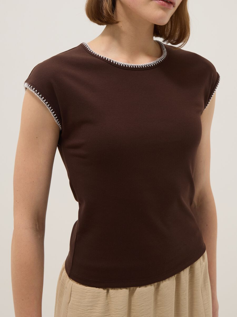 Braunes Regular-Fit T-Shirt aus elastischer Baumwolle mit N&auml;hten_3