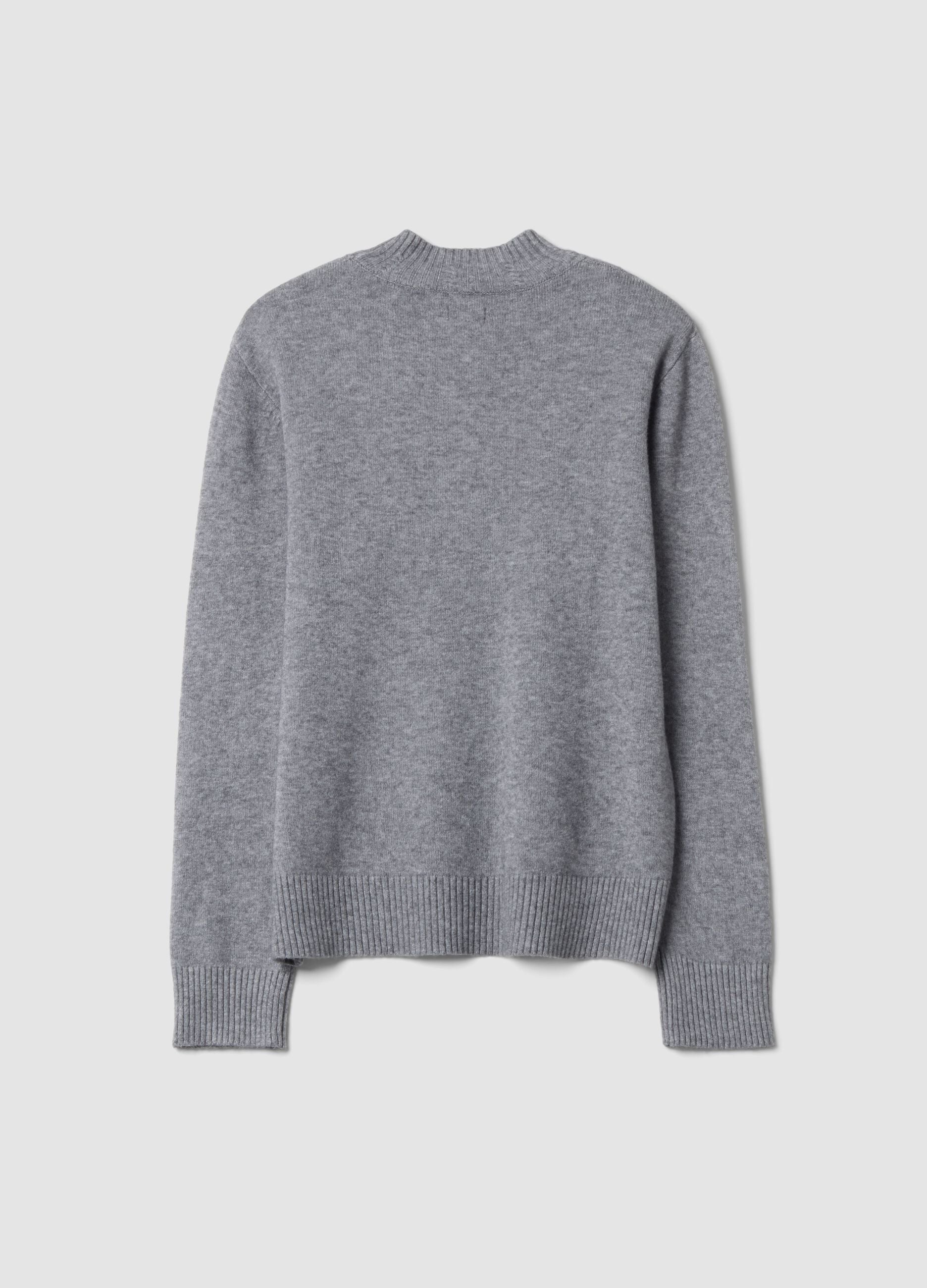 Grauer Pullover aus Viskosemix mit geripptem Stehkragen, Regular Fit