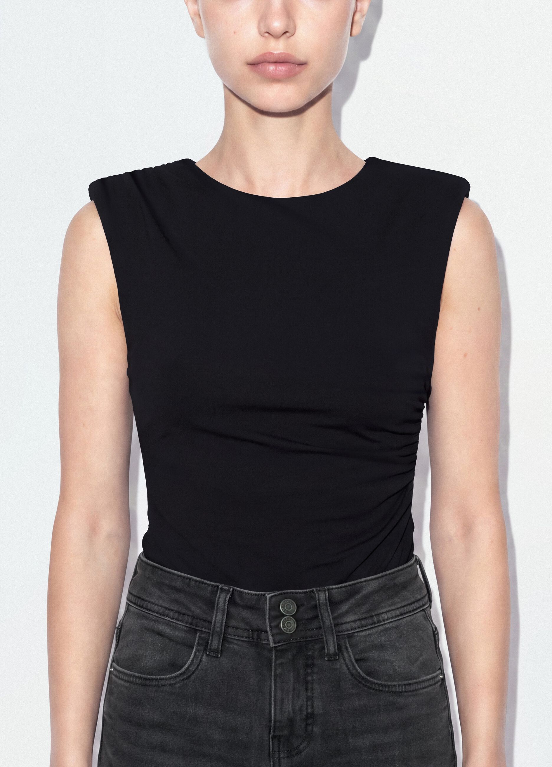 Body nero in tessuto elasticizzato con arricciature regular fit
