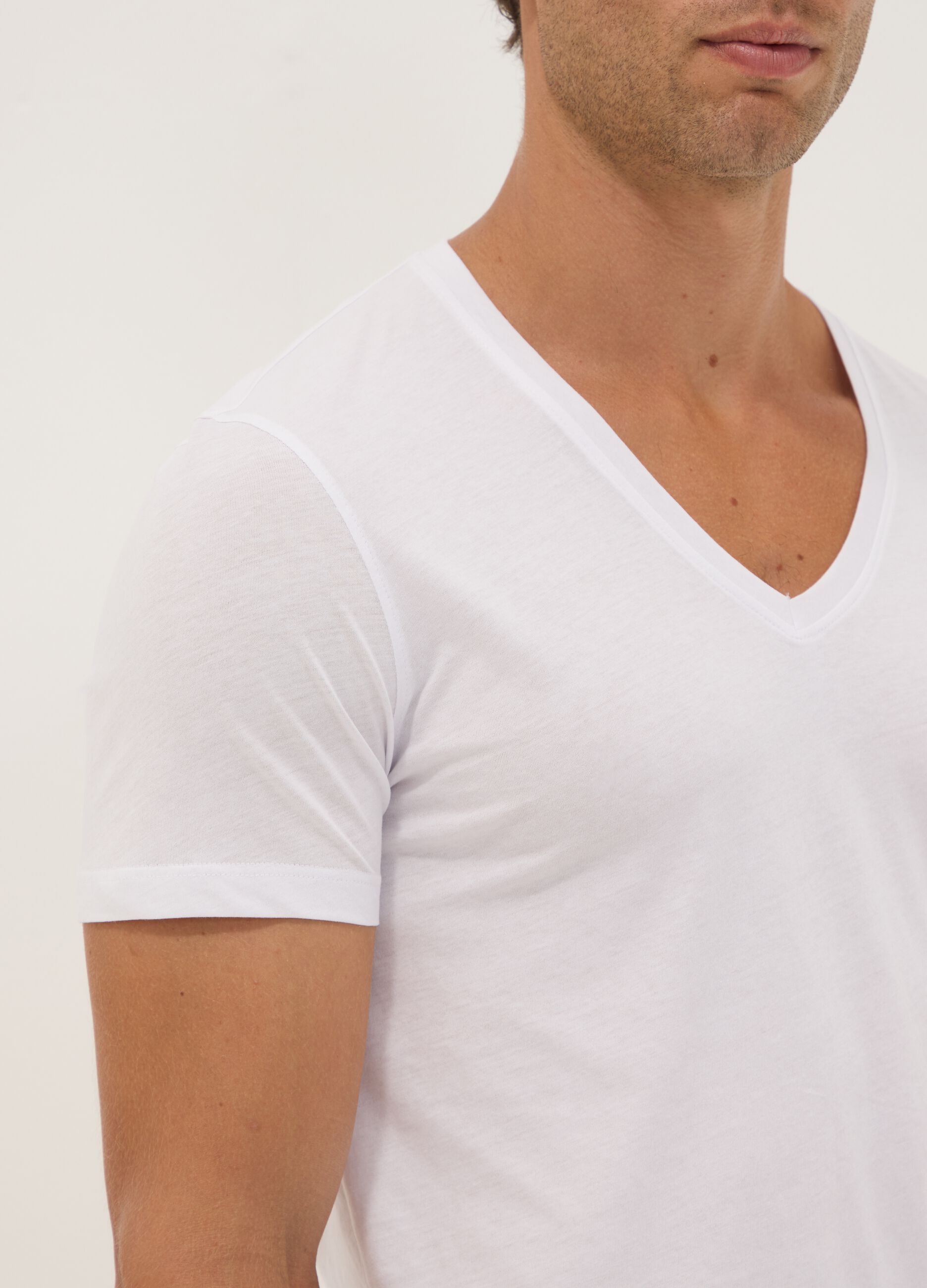 2-pack of white pure extra-fine cotton T-shirts with deep V-neck
