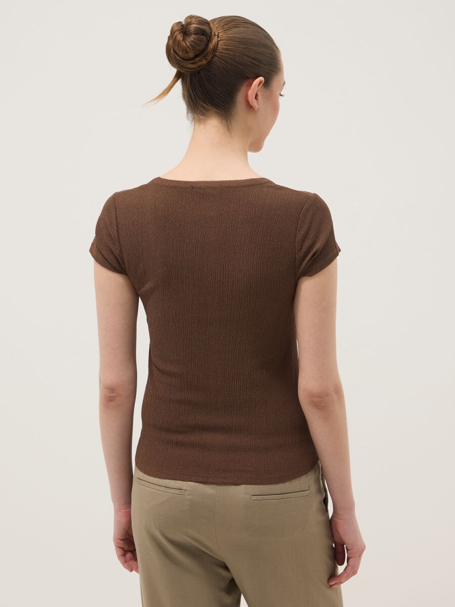 Camiseta marr&oacute;n de tejido el&aacute;stico_3