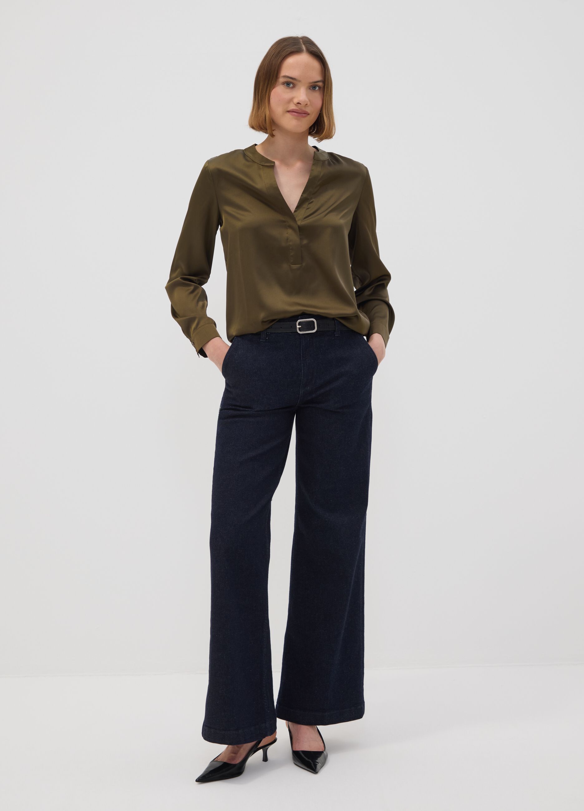 Camicia verde in tessuto elasticizzato con collo coreano