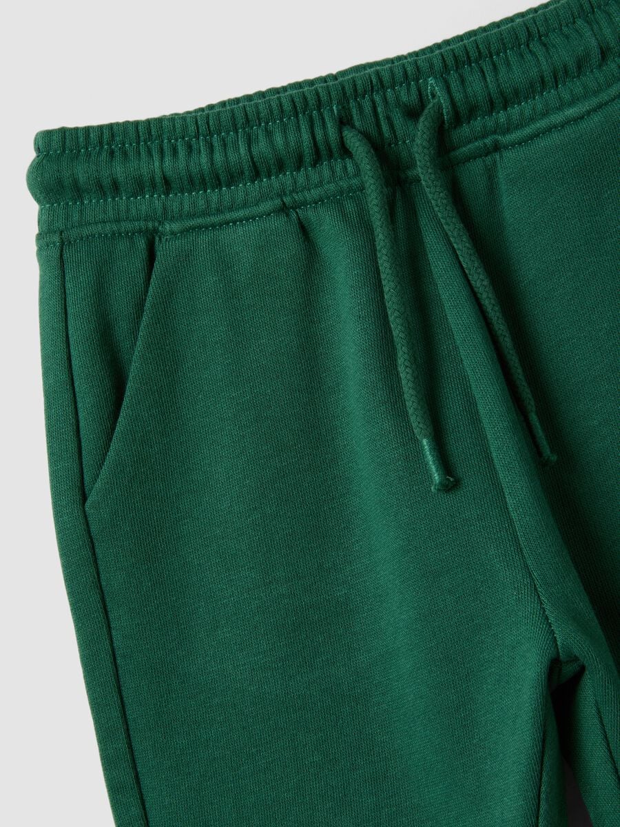 Pantaloni jogger verdi in puro cotone organico con coulisse per bimbo_2