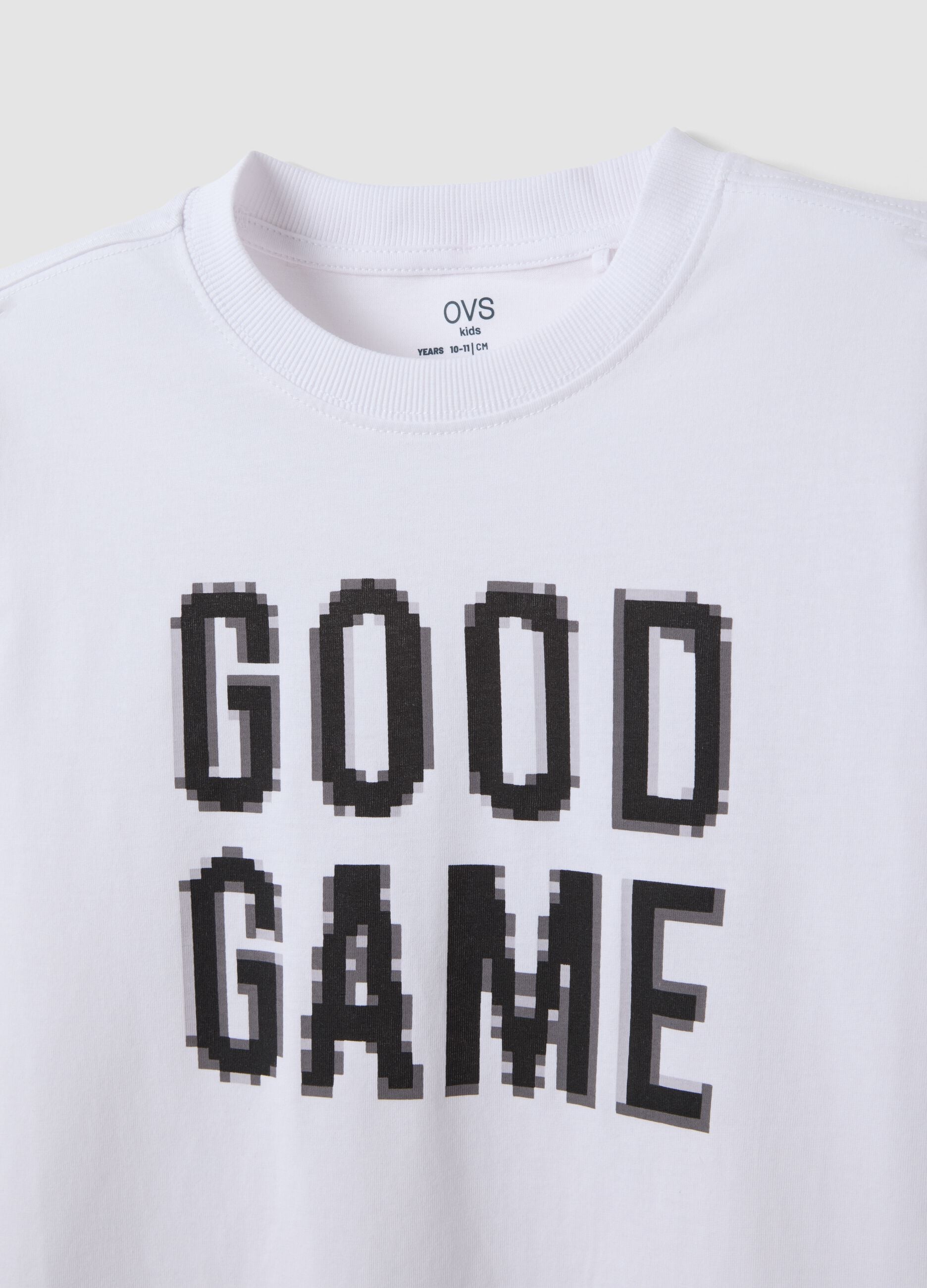 &Lambda;&epsilon;&upsilon;&kappa;ό T-shirt &alpha;&pi;ό 100% &omicron;&rho;&gamma;&alpha;&nu;&iota;&kappa;ό &beta;&alpha;&mu;&beta;ά&kappa;&iota; &mu;&epsilon; &sigma;&tau;ά&mu;&pi;&alpha; &laquo;Good Game&raquo; &gamma;&iota;&alpha; &alpha;&gamma;ό&rho;&iota;