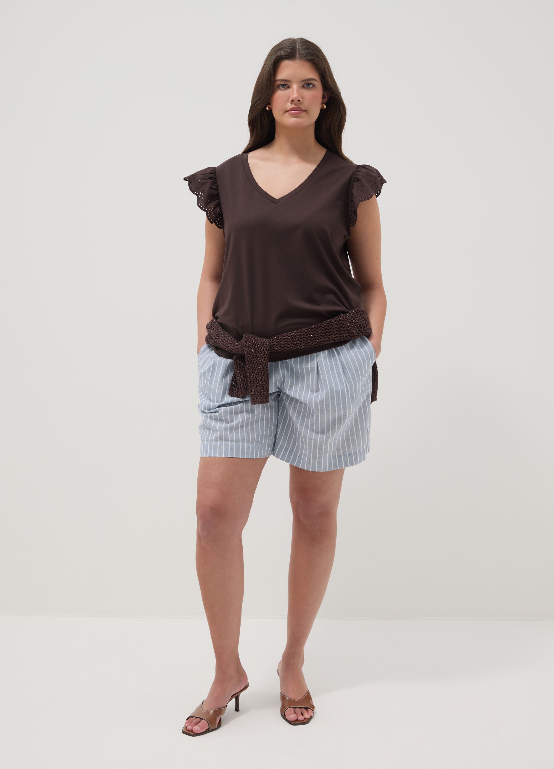 T-shirt marrone in cotone elasticizzato con maniche volant regular fit