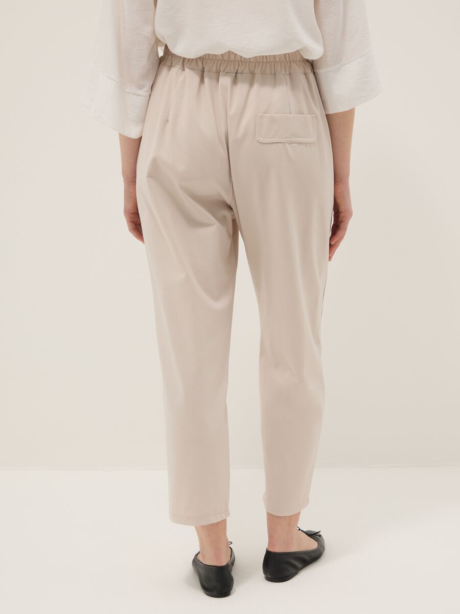 Beige Regular-Fit-Hose aus Stretch-Baumwolle mit elastischem Bund_2