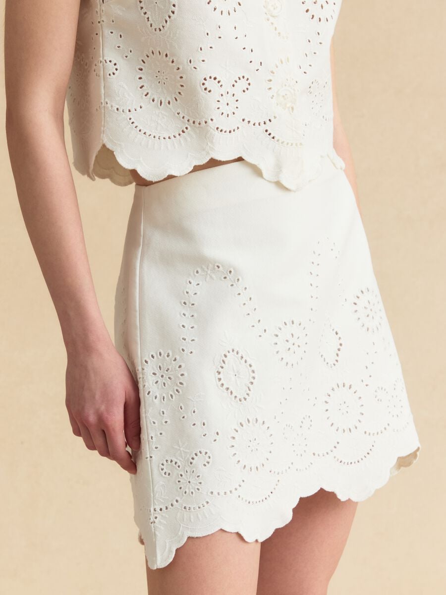 Minifalda blanca de algod&oacute;n org&aacute;nico con bordado ingl&eacute;s_4
