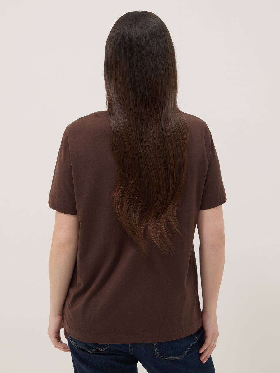 Braunes T-Shirt aus reiner Baumwolle mit Print, Regular Fit_4