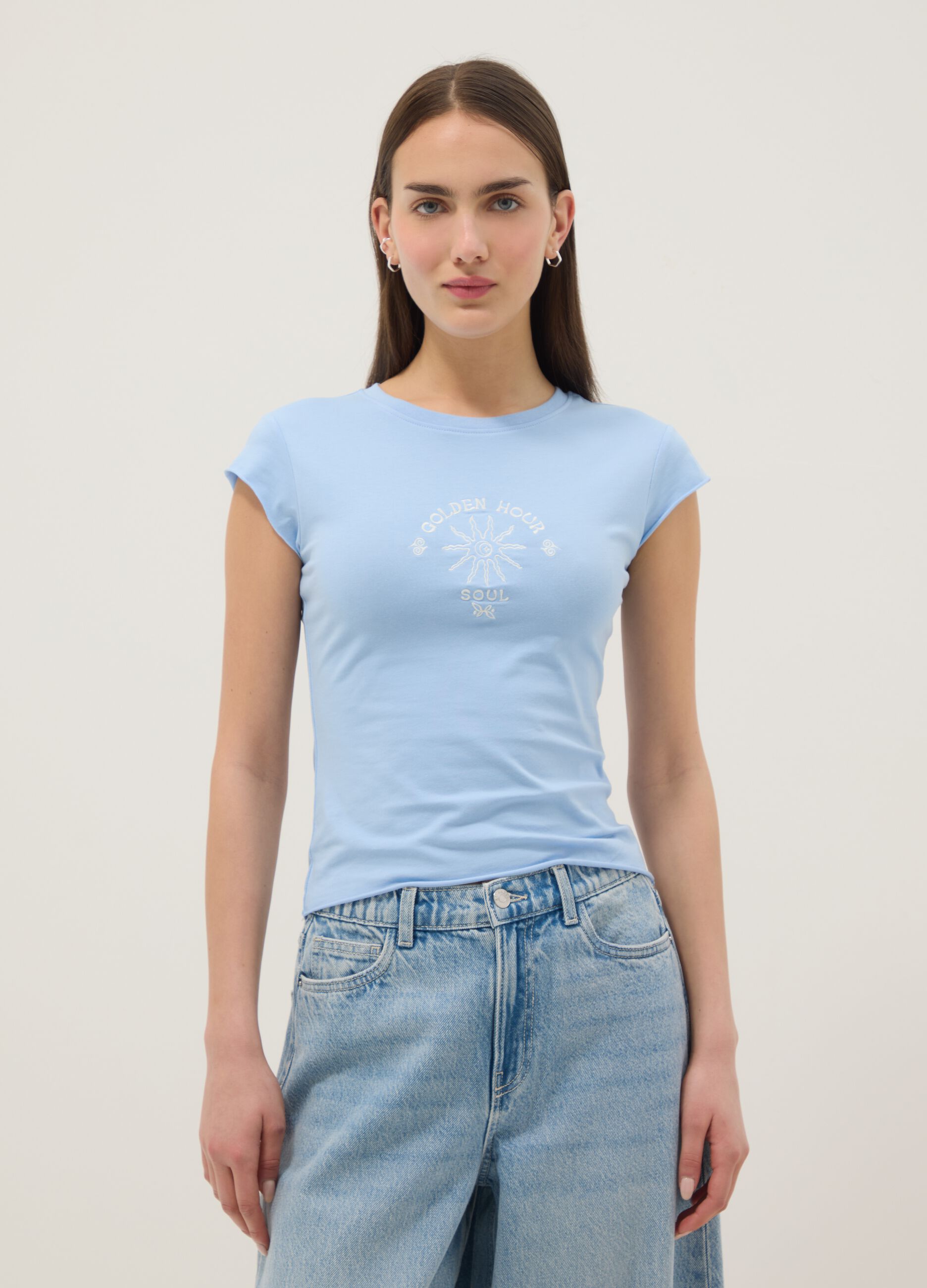 Blaue, figurbetonte T-Shirt aus Stretch-Baumwolle mit Print