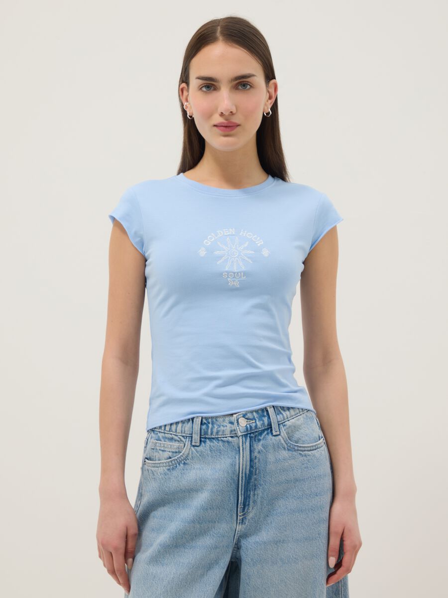 Blaue, figurbetonte T-Shirt aus Stretch-Baumwolle mit Print_1