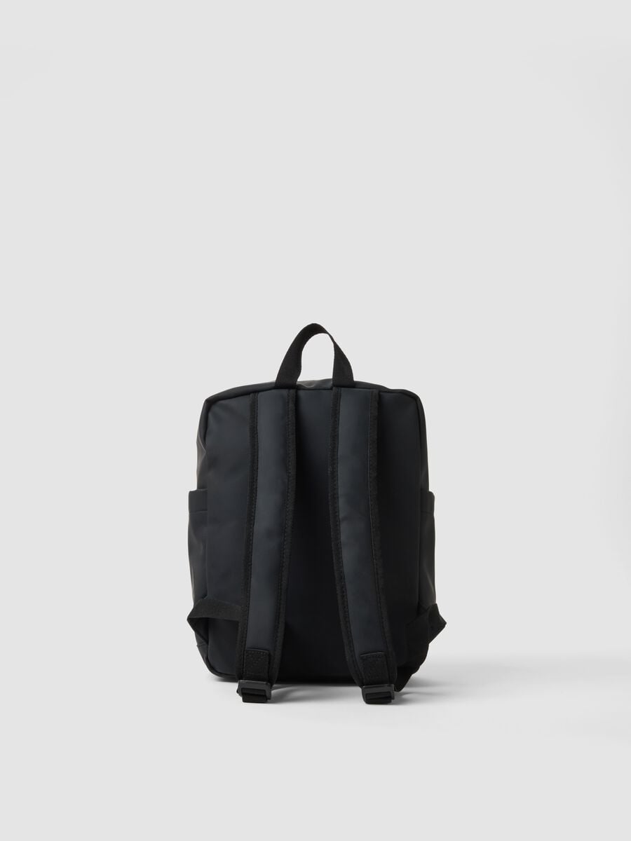 Mochila preta com bolso frontal com fecho_2
