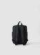 Mochila preta com bolso frontal com fecho_2