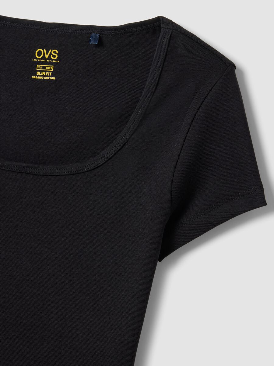 Schwarzes, figurbetontes T-Shirt aus Stretch-Baumwolle mit eckigem Ausschnitt_5