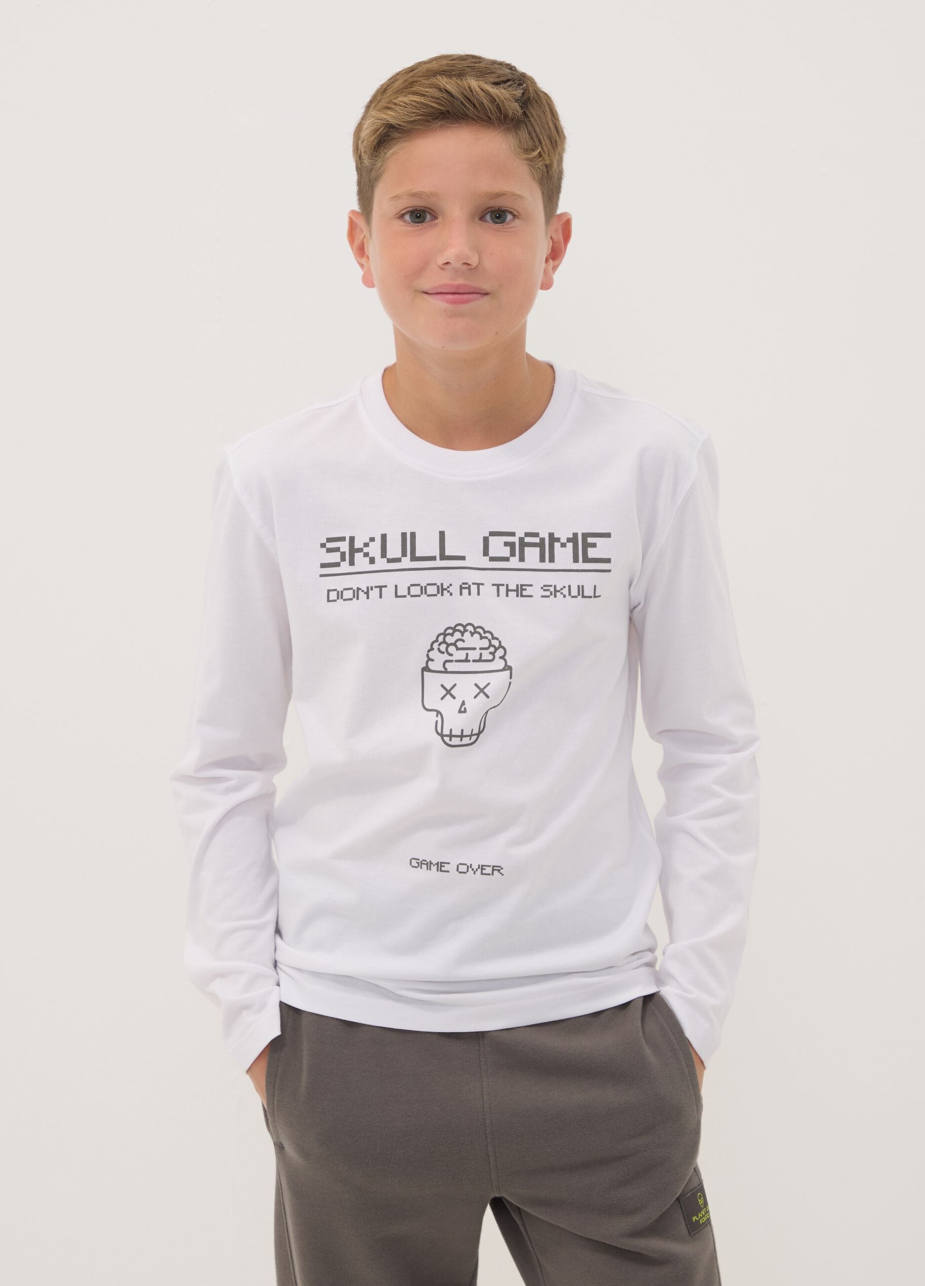 T-shirt blanc gar&ccedil;on en pur coton bio &agrave; col rond avec imprim&eacute; t&ecirc;te de mort