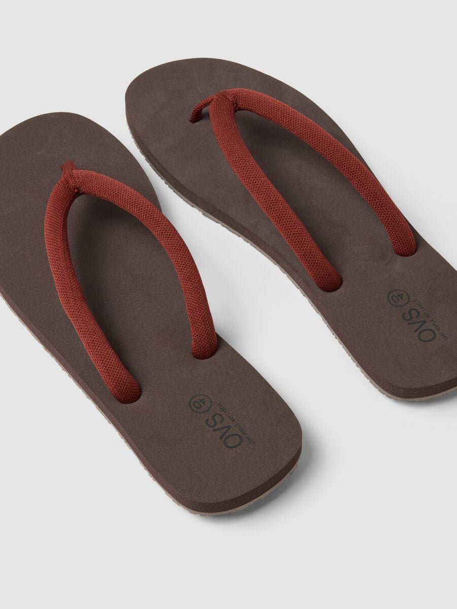 Brown flip-flops with thick straps_3