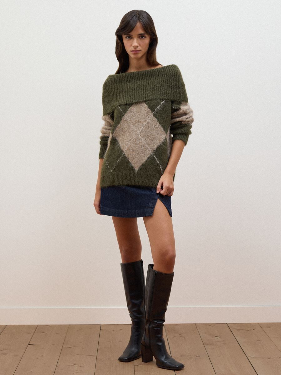 Maglione verde in lana elasticizzata con scollo a barchetta regular fit_1