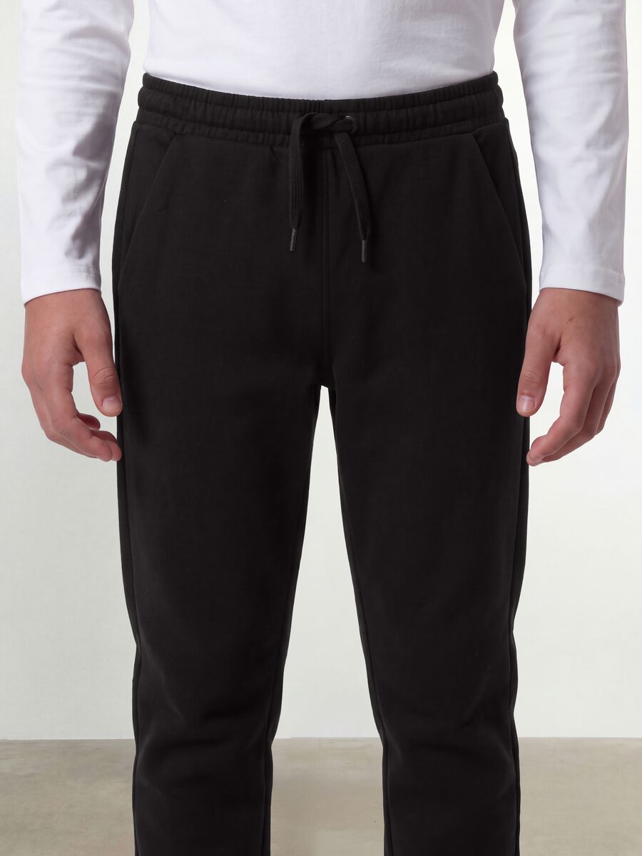 Schwarze Jogginghose aus reiner Bio-Baumwolle mit Kordelzug f&uuml;r Jungen_2