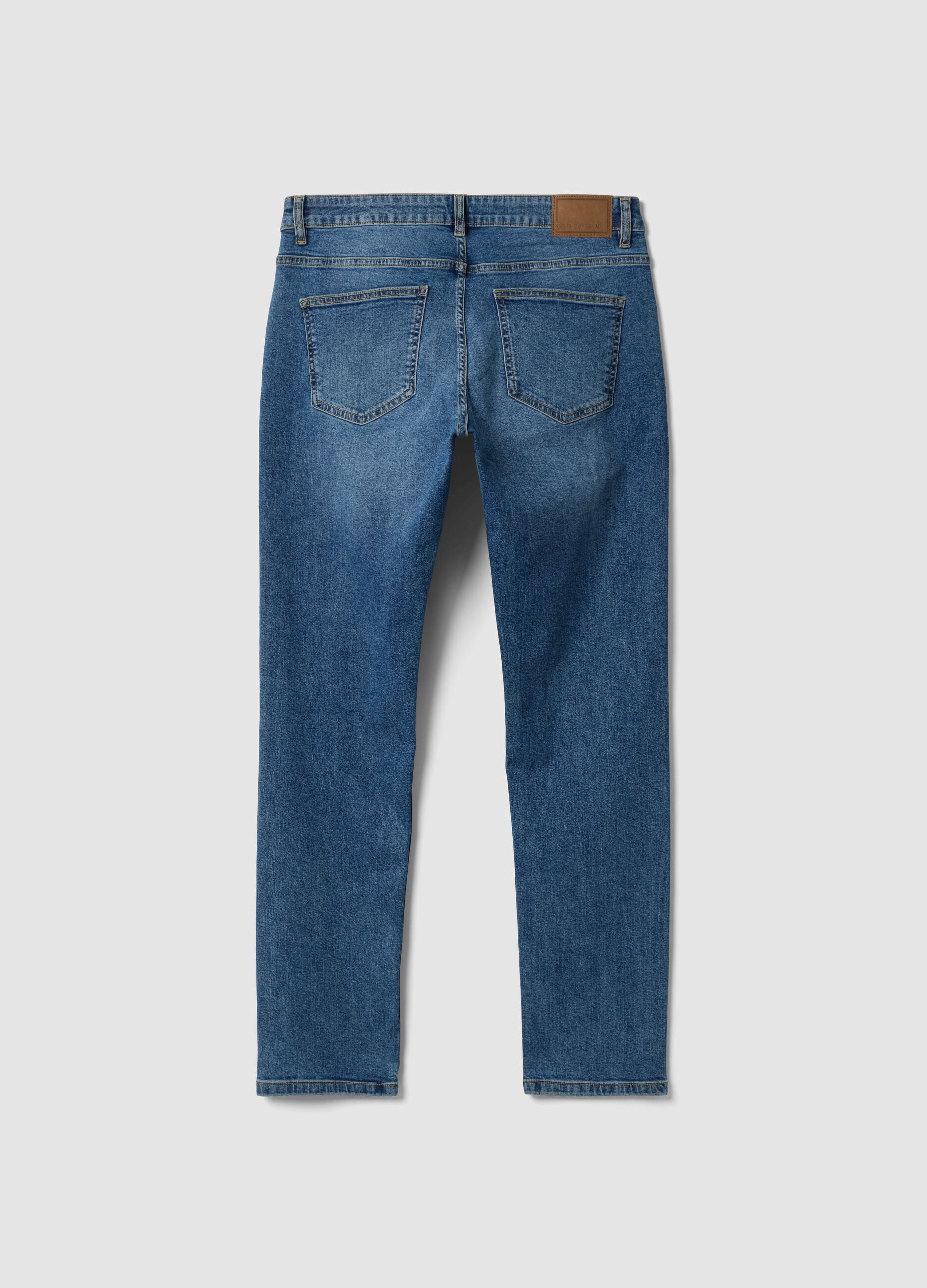 &Mu;&pi;&lambda;&epsilon; slim fit &tau;&zeta;&iota;&nu; &alpha;&pi;ό &epsilon;&lambda;&alpha;&sigma;&tau;&iota;&kappa;ό &beta;&alpha;&mu;&beta;ά&kappa;&iota;