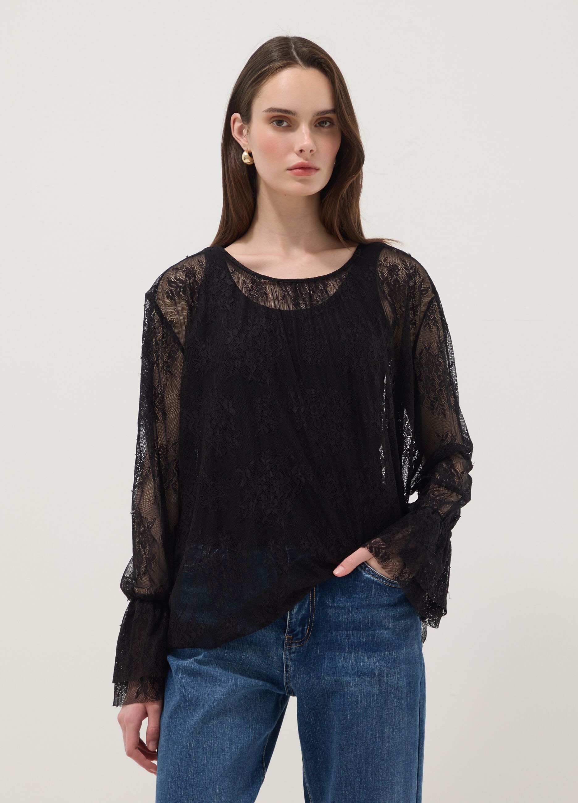 Blusa negra el&aacute;stica con encaje transparente, corte regular