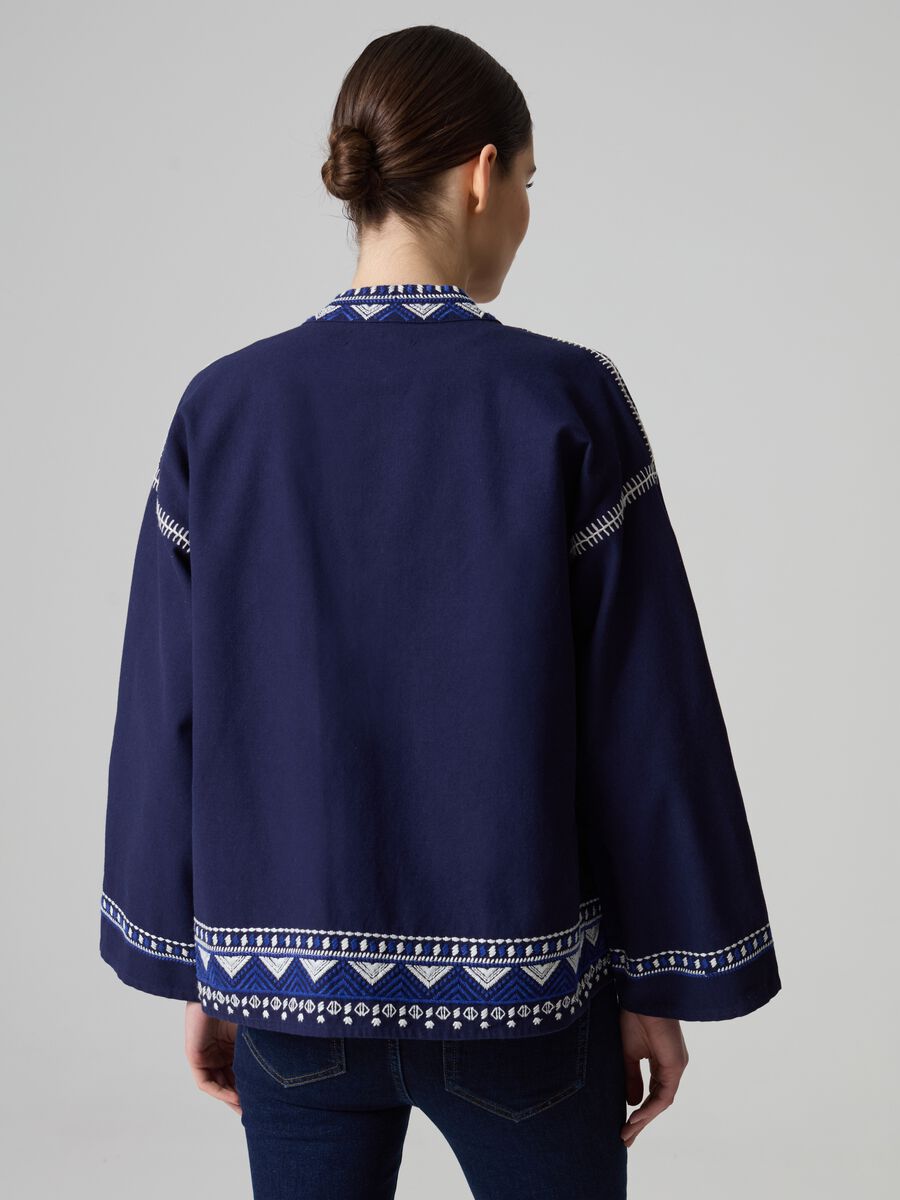 Chaqueta tipo kimono con aplicaciones étnicas_1