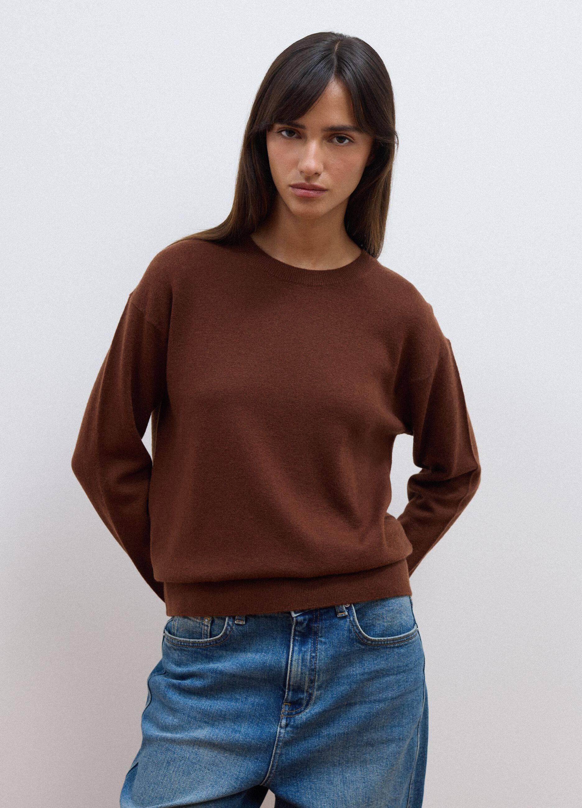 Maglia marrone in pura lana a girocollo over fit