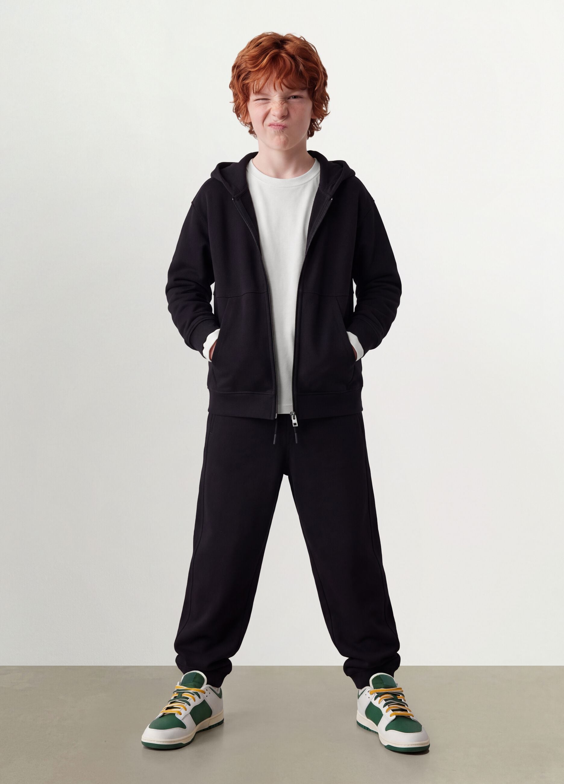 Sweatshirt preta com capuz em fleece de algod&atilde;o org&acirc;nico, relaxed fit, com fecho