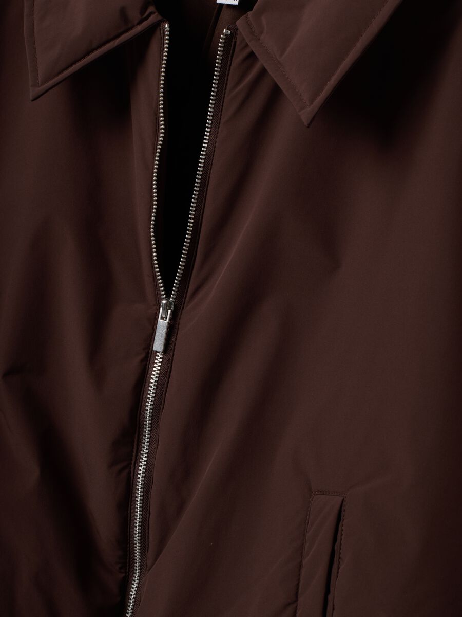 Giacca marrone regular fit con zip e collo ampio_5