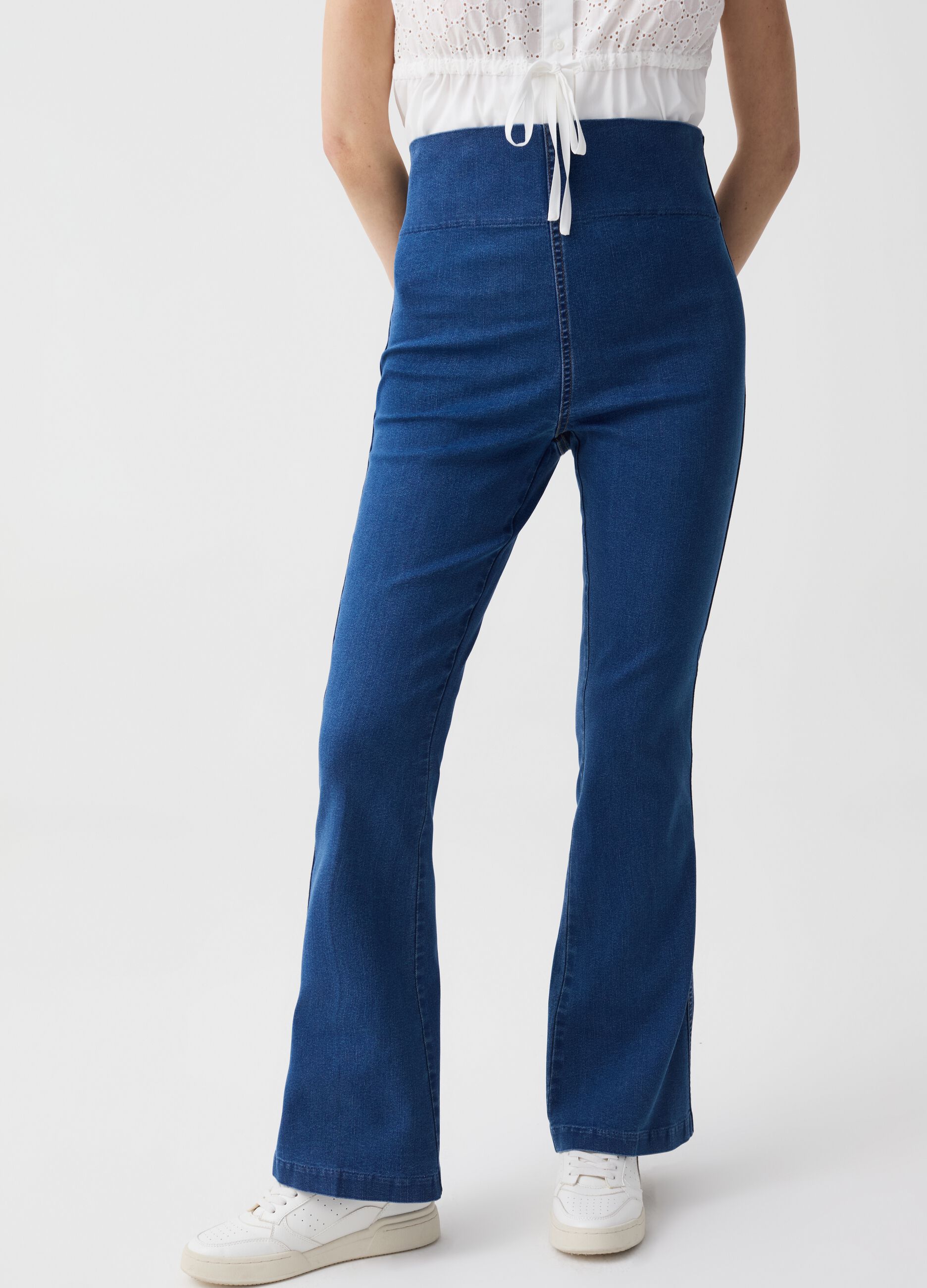 Flare-fit maternity jeans with pockets